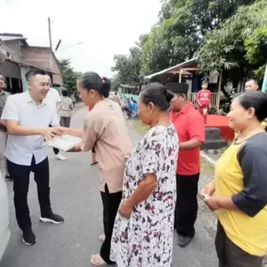 Ketua PSI Kota Kediri Salurkan Bantuan Beras 200 Kantong Untuk Warga Tinalan
