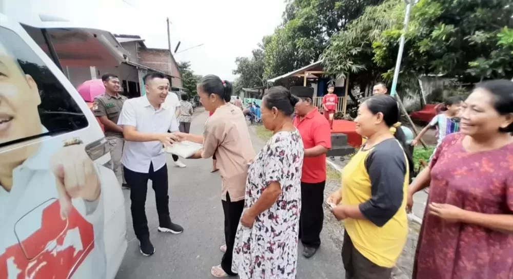 Ketua PSI Kota Kediri Salurkan Bantuan Beras 200 Kantong Untuk Warga Tinalan