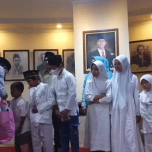 Pimpinan dan Anggota DPRD Surabaya Santuni Anak Yatim Pimpinan dan Anggota DPRD Surabaya Santuni Anak Yatim