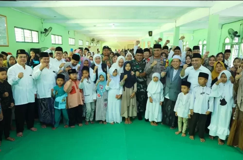Khofifah Tutup Safari Ramadhan di Bojonegoro dengan Santuni 500 Anak Yatim dan 50 Pelaku Usaha