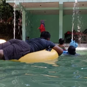 Pengunjung Pemandian Sumberwaras Di Banyuwangi Meningkat