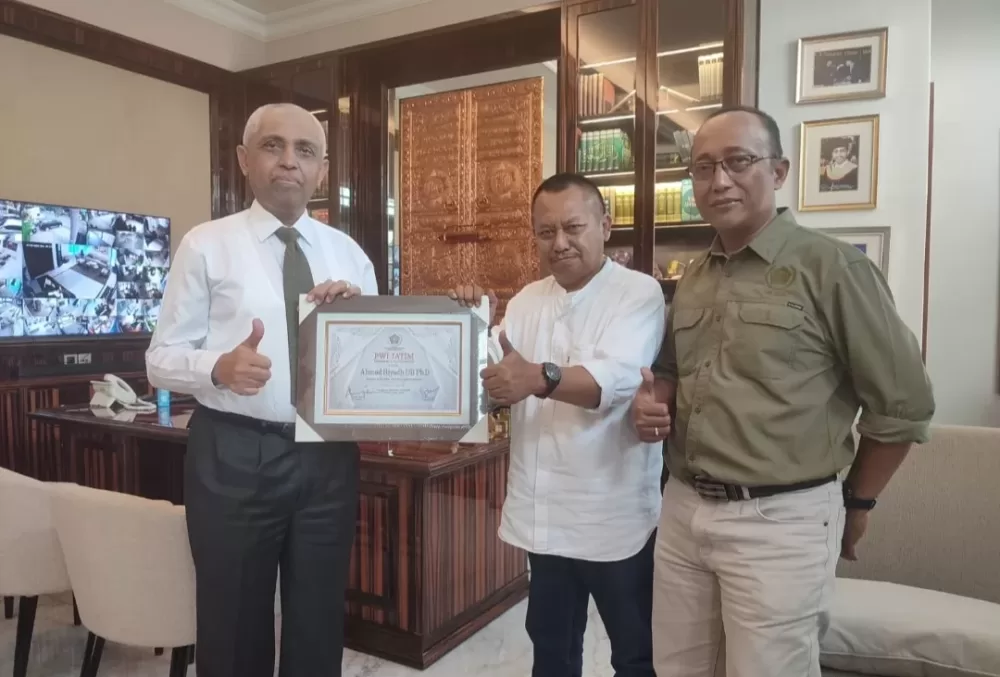 Peduli Kehidupan Pers, A. Riyadh Terima PWI Jatim Award 2023