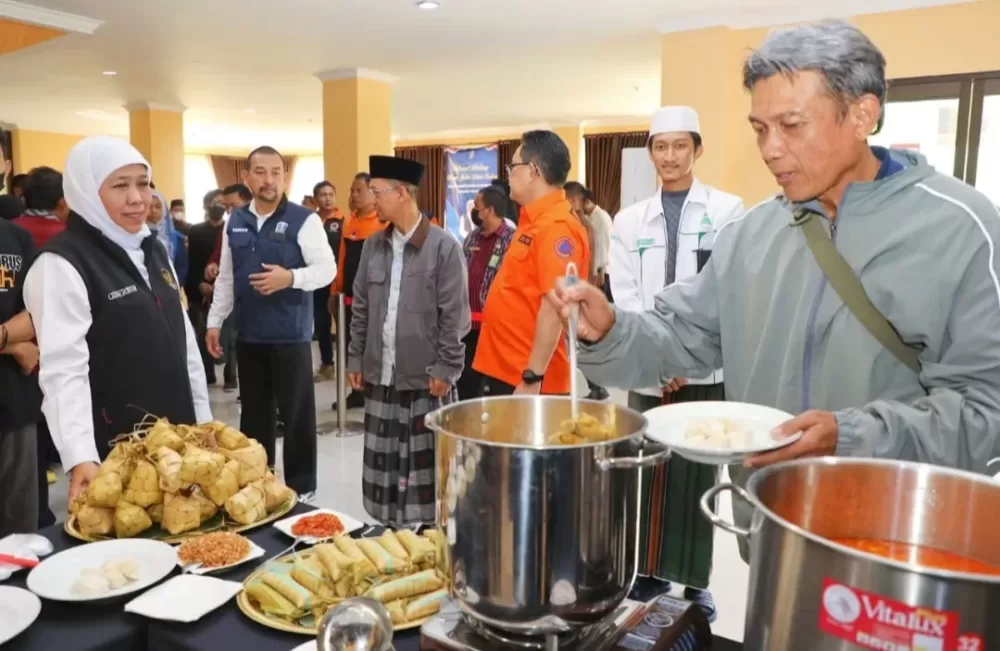 Gubernur Khofifah Ajak Penyintas dari Sudan Sarapan Ketupat Opor