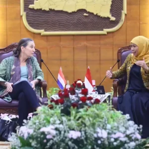 Terima Utusan Belanda, Khofifah Tawarkan Empat Peluang yang Bisa Dikerjasamakan Terima Utusan Belanda, Khofifah Tawarkan Empat Peluang yang Bisa Dikerjasamakan