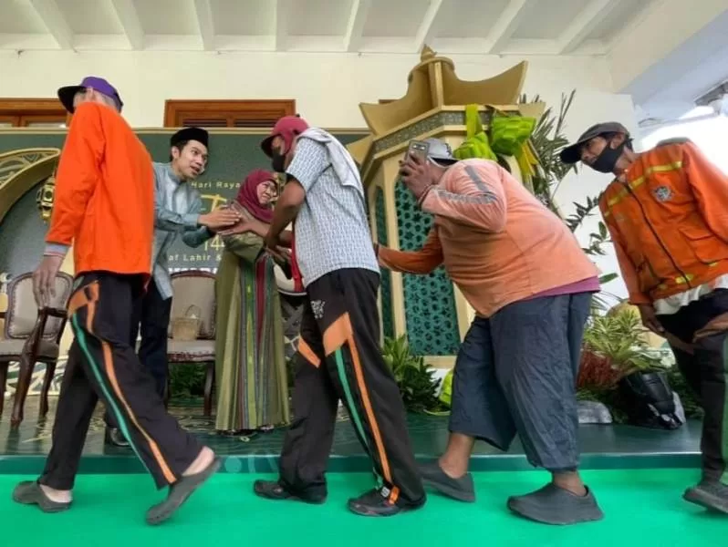 Open House Gubernur Khofifah Bersama Tukang Becak, Ojol dan Kepala OPD
