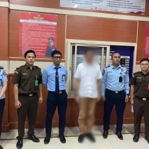 Setelah di Telepon, Mantan Kadis DPRP Kota Palu Serahkan Diri Kejari Palu Setelah di Telepon, Mantan Kadis DPRP Kota Palu Serahkan Diri Kejari Palu
