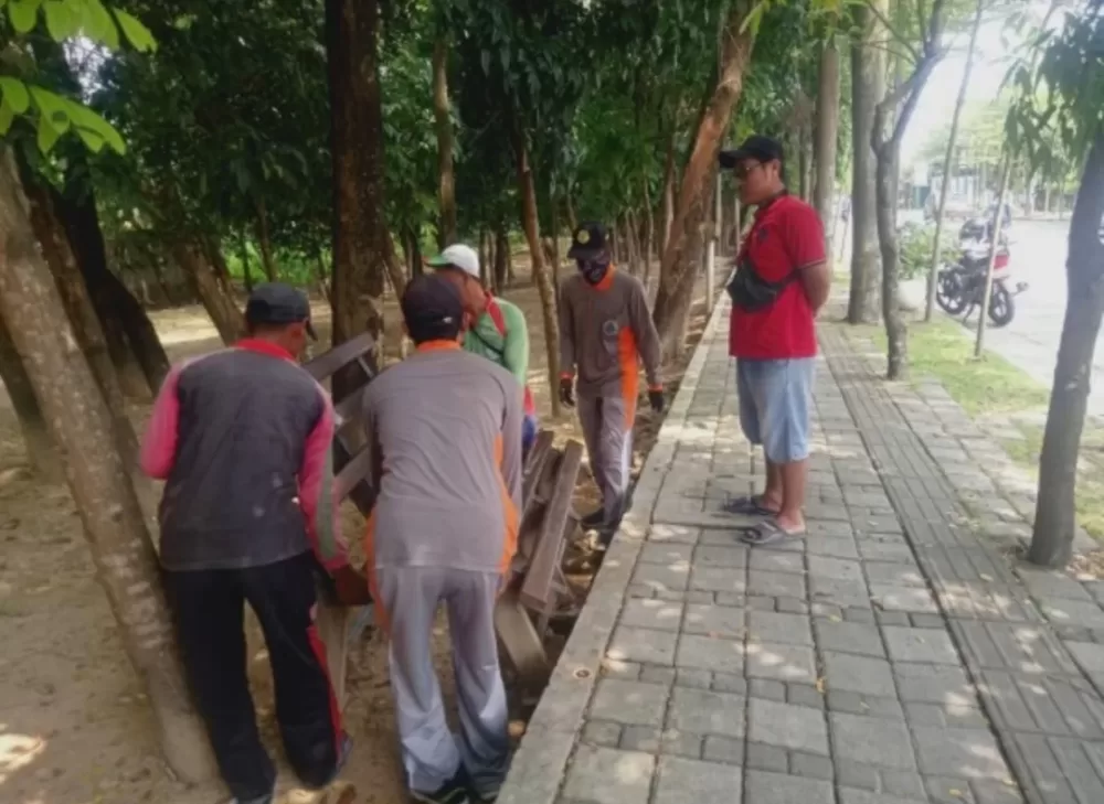 DLH Bojonegoro Tambah Lampu Penerangan Taman Veteran