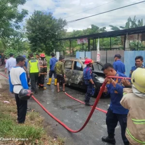 Mobil Daihatsu Xenia Terbakar Diduga Saat Lakukan Pemindaan BBM Mobil Daihatsu Xenia Terbakar Diduga Saat Lakukan Pemindaan BBM