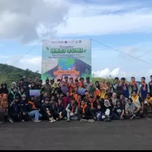 Aksi Sosial Bersih-bersih Relawan Lingkungan, Jelang Hari Bumi 2023