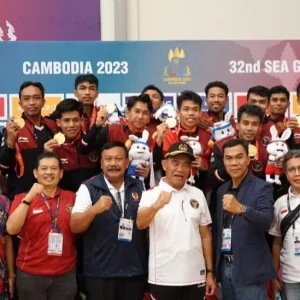 Muhadjir mengalungkan medali emas ke tim Sepak takraw Indonesia yang meraih medali emas.