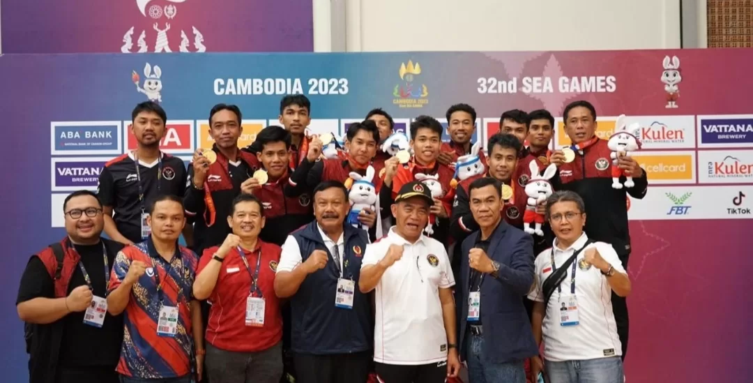 Muhadjir mengalungkan medali emas ke tim Sepak takraw Indonesia yang meraih medali emas.