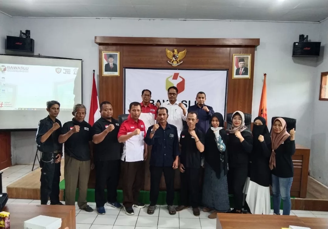 Bawaslu Magetan Serahkan Sertifikat Akreditasi Pemantau Pemilu Kepada DPD LSM LIRA