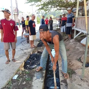 Di Banyuwangi, Lurah, RW dan RT Ramai ramai Bersihkan Got 