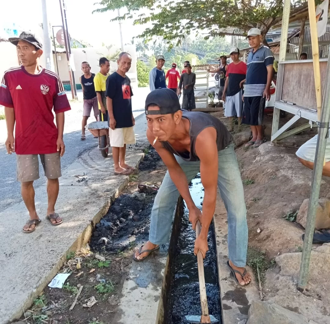 Di Banyuwangi, Lurah, RW dan RT Ramai ramai Bersihkan Got 