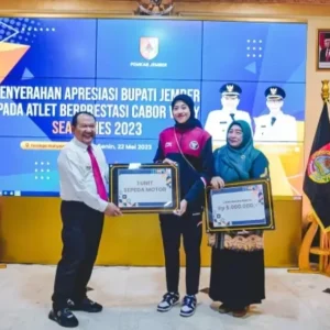 Bupati Jember Beri Hadiah Sepeda Motor dan Rp 5Juta untuk Megawati Atlet Voly Putri SEA Games 2023 Bupati Jember Beri Hadiah Sepeda Motor dan Rp 5Juta untuk Megawati Atlet Voly Putri SEA Games 2023