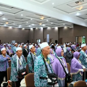 Gubernur Khofifah Lepas 445 Jamaah Haji Kloter Pertama Embarkasi Surabaya Gubernur Khofifah Lepas 445 Jamaah Haji Kloter Pertama Embarkasi Surabaya
