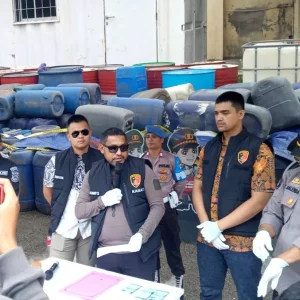 Polresta Palu Amankan 3.750 liter BBM Diduga Ilegal Polresta Palu Amankan 3.750 liter BBM Diduga Ilegal
