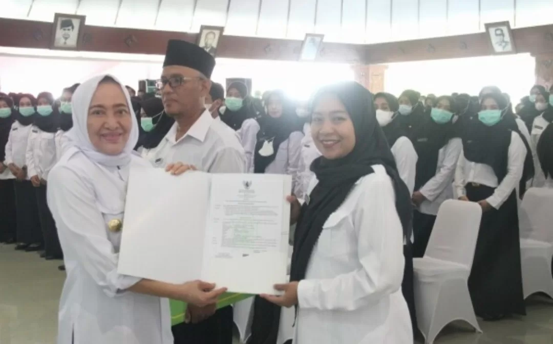 Ajak Tingkatkan Dedikasi, Bupati Bojonegoro Serahkan Ratusan SK PPPK Tenaga Kesehatan