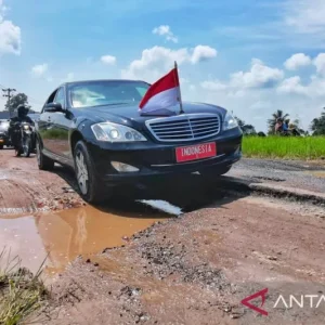 Jokowi persilakan masyarakat laporkan jalan rusak parah melalui medsos Jokowi persilakan masyarakat laporkan jalan rusak parah melalui medsos