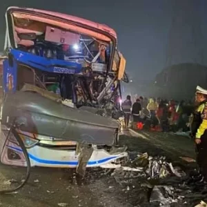 Bus Pariwisata SMPN 3 Ngimbang Lamogan, Sasak Truk Pasir, 1Tewas dan 4 Luka-Luka