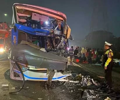 Bus Pariwisata SMPN 3 Ngimbang Lamogan, Sasak Truk Pasir, 1Tewas dan 4 Luka-Luka