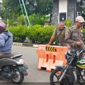 Satpol PP Perketat Kendaraan Keluar Masuk Komplek Perkantoran Pemkab Pasuruan Satpol PP Perketat Kendaraan Keluar Masuk Komplek Perkantoran Pemkab Pasuruan