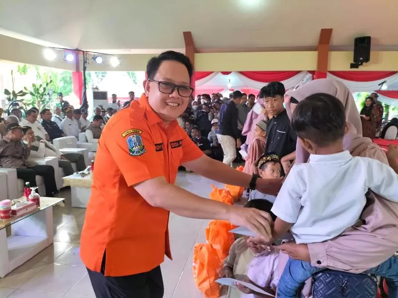 Hadiri Peringatan Hari Kesiapsiagaan Bencana, Sekdaprov Jatim Serahkan Santunan