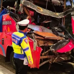 Diduga Ngantuk, Bus DPRD Kota Surabaya Tabrak Truk Fuso Diduga Ngantuk, Bus DPRD Kota Surabaya Tabrak Truk Fuso