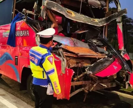Diduga Ngantuk, Bus DPRD Kota Surabaya Tabrak Truk Fuso