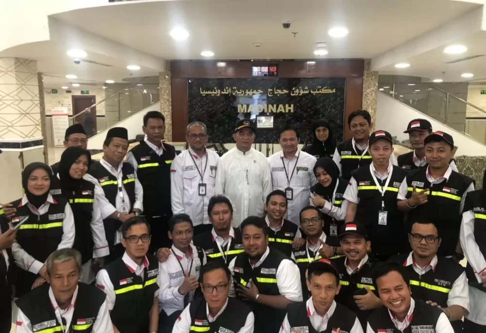 Di Madinah Menko Muhadjir Semangati Jemaah Haji Usia 98 Tahun