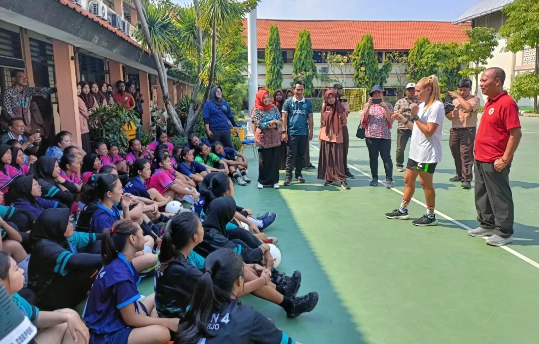Sambut Piala Dunia Sepakbola Putri 2023, Gema Simon Pemain Timnas Putri Australia Beri Coaching Clinic di SMAN 4 Sidoarjo