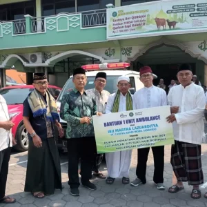 Mantan Wartawan Sumbang Mobil Ambulance ke Rukem Takmir Masjid SSNR Sidoarjo Mantan Wartawan Sumbang Mobil Ambulance ke Rukem Takmir Masjid SSNR Sidoarjo