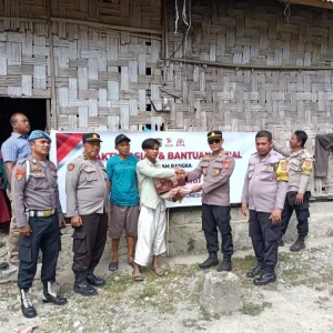 HUT Bhayangkara, Warga Miskin Dusun Salena Palu Dapat Bansos