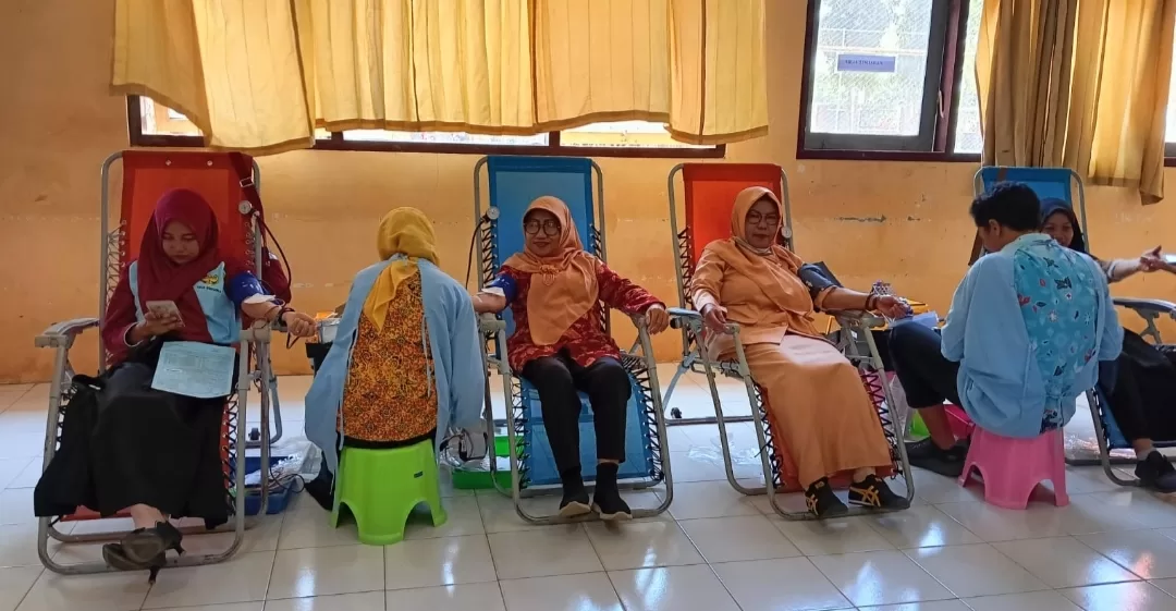 Hari Donor Darah Sedunia, Guru dan Siswa SMAN Jenggawah Jember Ramai ramai Donor