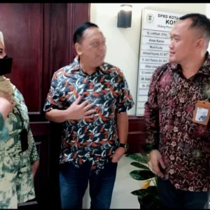 Komisi B Sulap Pasar Kembang Menjadi Pasar Tradisional Semi Modern. Komisi B Sulap Pasar Kembang Menjadi Pasar Tradisional Semi Modern.