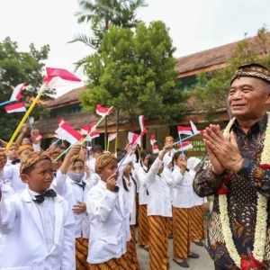 Menko Muhadjir Napak Tilas SD Bung Karno di Mojokerto Menko Muhadjir Napak Tilas SD Bung Karno di Mojokerto