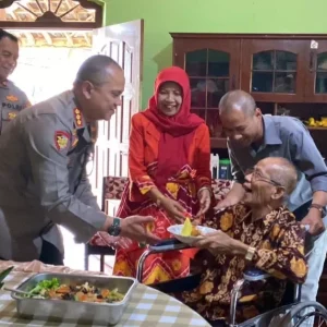 Sambut Hari Bhayangkara, Kapolresta Banyuwangi Berkunjung Kepada Anggota Yang Sakit