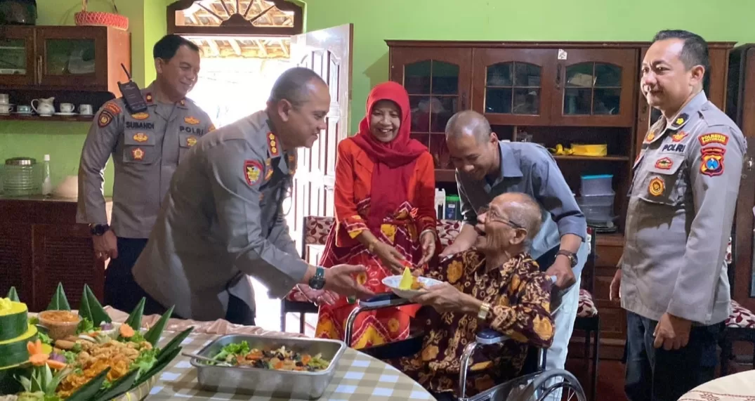 Sambut Hari Bhayangkara, Kapolresta Banyuwangi Berkunjung Kepada Anggota Yang Sakit