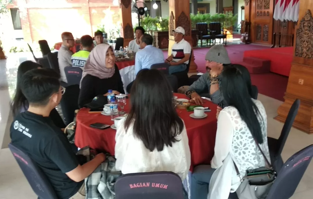 Dongkrak Penghasilan PKL Kota Mojokerto Ning Ita Gelar Pawai Artis Ibukota
