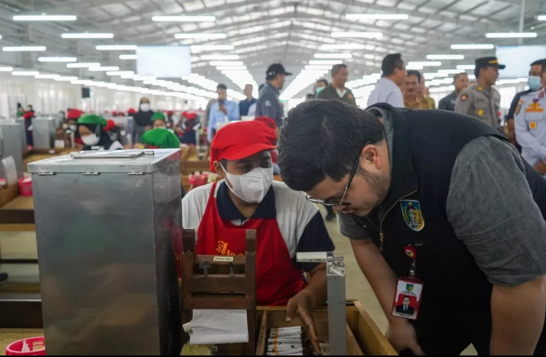 Bupati Kediri Tuntaskan Masalah Pekerja Pabrik SKT