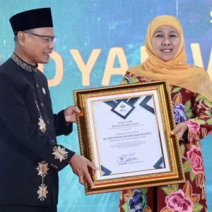 Gubernur Khofifah Raih Penghargaan DPP Asosiasi Profesi Widya Iswara Gubernur Khofifah Raih Penghargaan DPP Asosiasi Profesi Widya Iswara