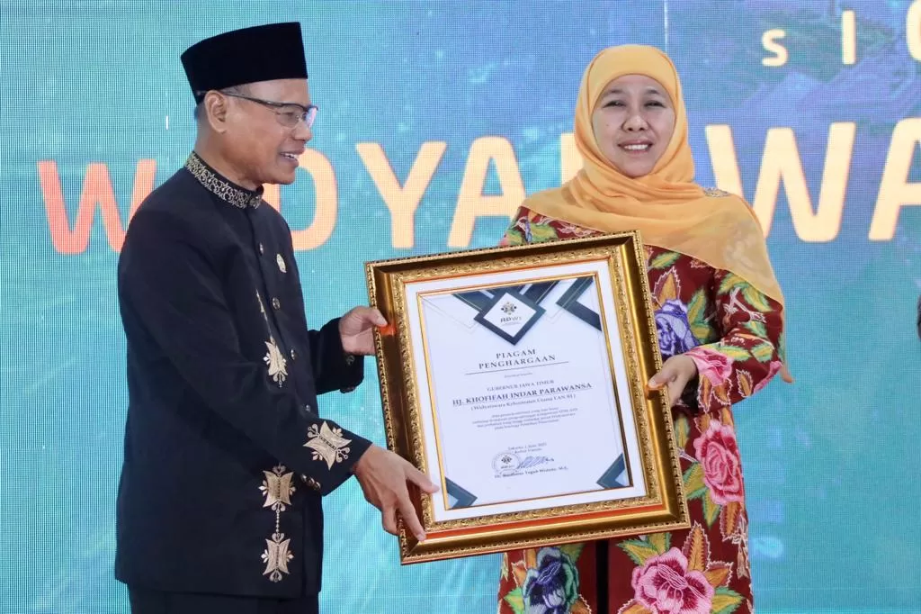 Gubernur Khofifah Raih Penghargaan DPP Asosiasi Profesi Widya Iswara