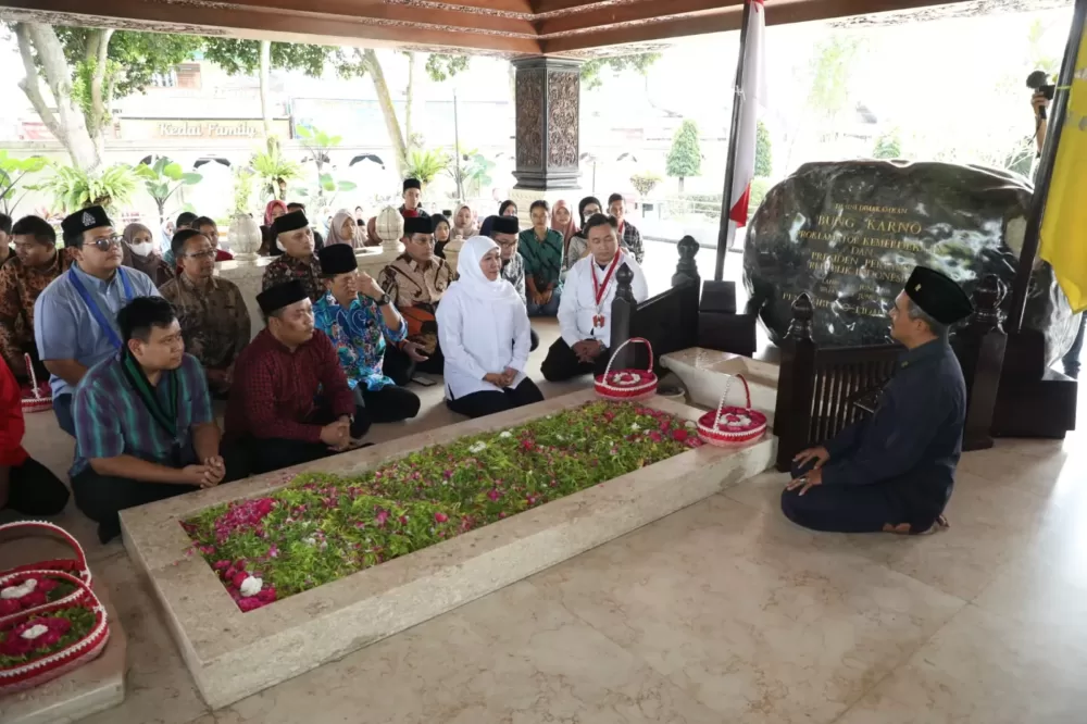 Ajak Pimpinan Mahasiswa Cipayung Plus Jatim, Gubernur Khofifah Ziarah Makam Bung Karno