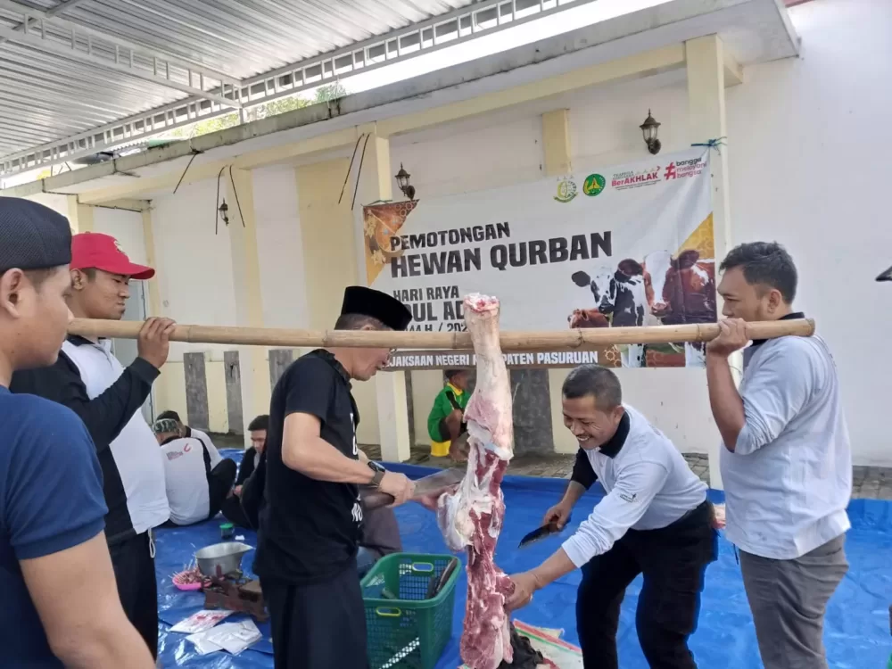 Kejari Bangil, Bagikan Hewan Kurban Pada Warga Sekitar