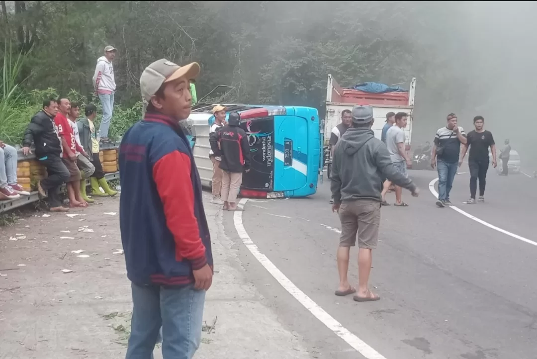Diduga Alami Gangguan Rem, Minibus Rombongan Wisata Asal Bojonegoro Terguling di Lereng Gunung Lawu Magetan