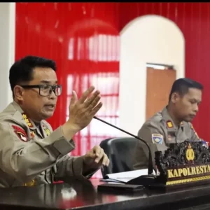Kapolresta Palu Beri Pembekalan dan Arahan 301 Polisi RW
