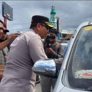 Disela Urai Kemacetan Polisi Bagikan Air Mineral di Pelabuhan Ketapang Banyuwangi