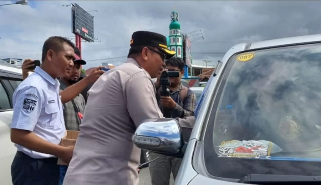 Disela Urai Kemacetan Polisi Bagikan Air Mineral di Pelabuhan Ketapang Banyuwangi