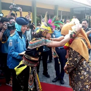 Gubernur Khofifah Cetak SDM Siswa Unggul Melalui Program Jatim Cerdas Gubernur Khofifah Cetak SDM Siswa Unggul Melalui Program Jatim Cerdas