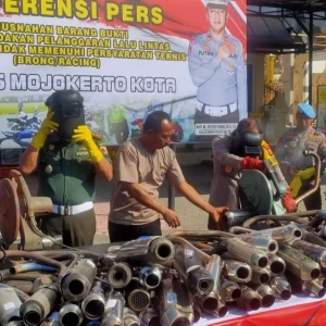 Operasi Patuh Semeru Digelar, Polres Mojokerto Kota Musnahkan Sedikitnya 150 Knalpot Racing Operasi Patuh Semeru Digelar, Polres Mojokerto Kota Musnahkan Sedikitnya 150 Knalpot Racing